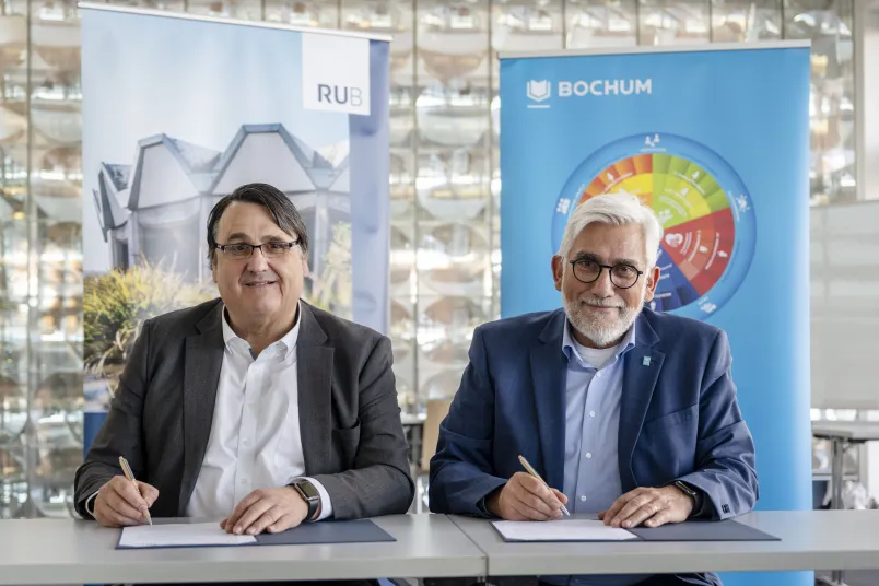 Zwei Männer unterzeichnen Vertrag