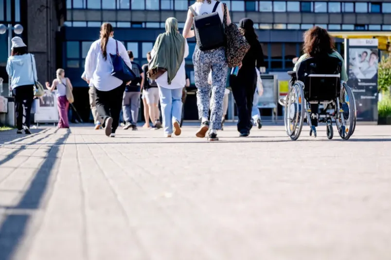 Menschen auf der Unibrücke