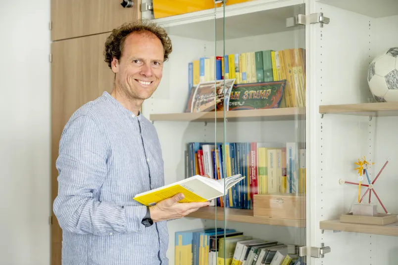 Porträt eines Mannes, der ein Buch hält