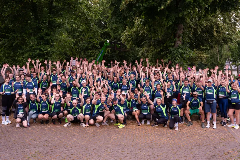 Gruppenbild mit etwa 250 Läuferinnen und Läufern