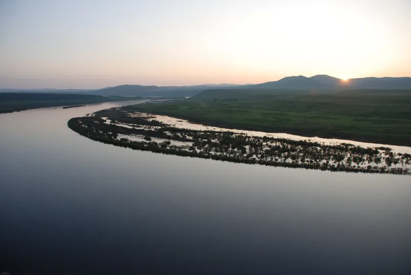 Ein breiter Fluss im Sonnenuntergang