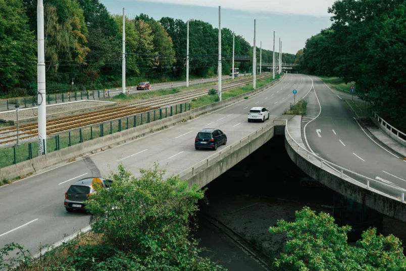 Eine Autobahnbrücke von oben