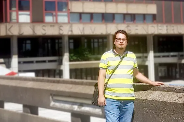Porträtfoto von Kevin Cuadra auf dem Campus der RUB