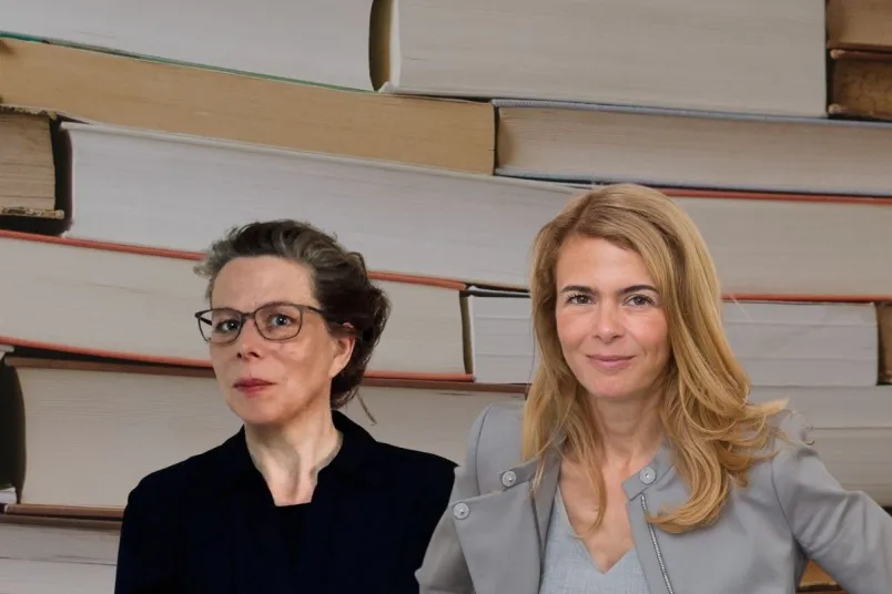 Porträt zweier Frauen vor Büchern