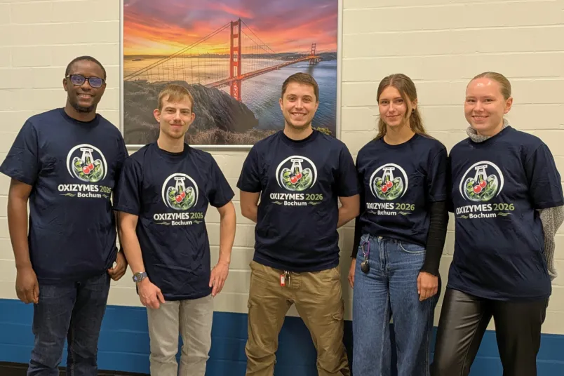 Fünf Personen in gleichen T-Shirts
