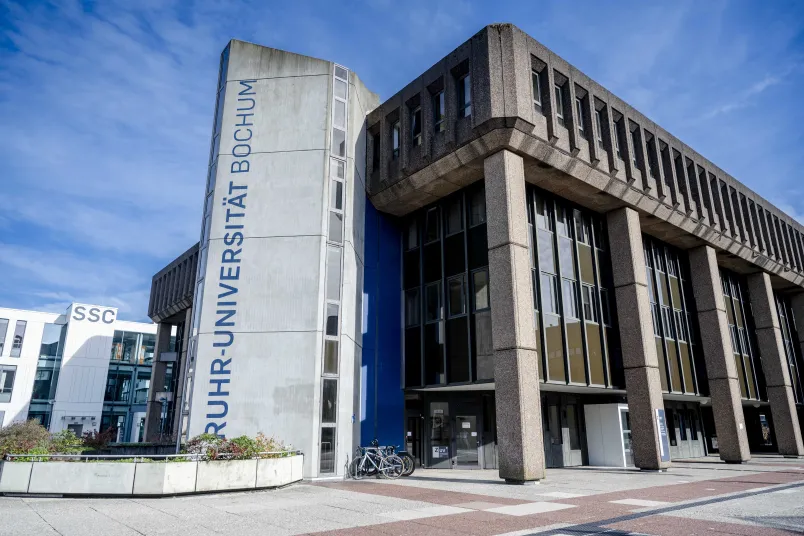 Außenansicht des Verwaltungsgebäudes der Ruhr-Universität Bochum