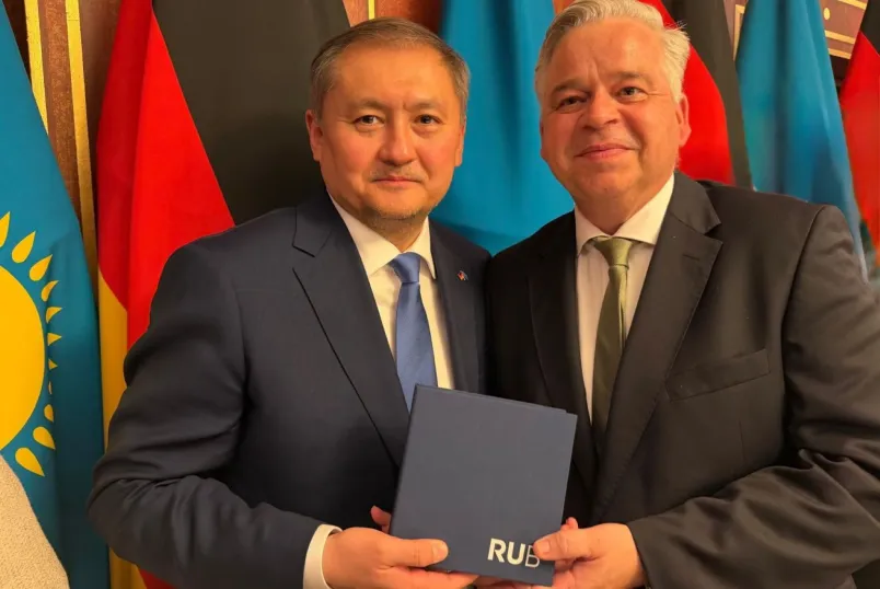 Zwei Männer: RUB-Kanzler Achim Dilling (rechts) und der kasachische Wissenschaftsminister Sayasat Nurbek