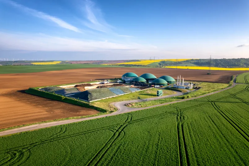 Biogasanlage umringt von verschiedenen Feldern