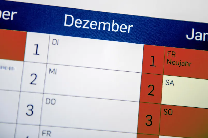 Jahresplaner mit dem Monat Dezember im Blickpunkt