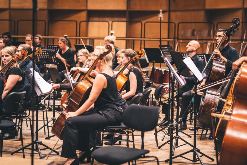 Musiker und Musikinstrumente kurz vor einem Konzert