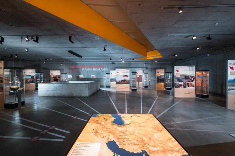 Blick in die Ausstellung des DFG-SPP 2176: „Das iranische Hochland. Resilienzen und Integration in vormodernen Gesellschaften“ im Deutschen Bergbau-Museum Bochum