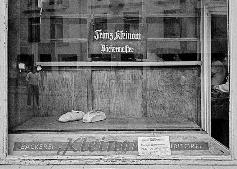 Fotokunst: Leeres Schaufenster in der DDR