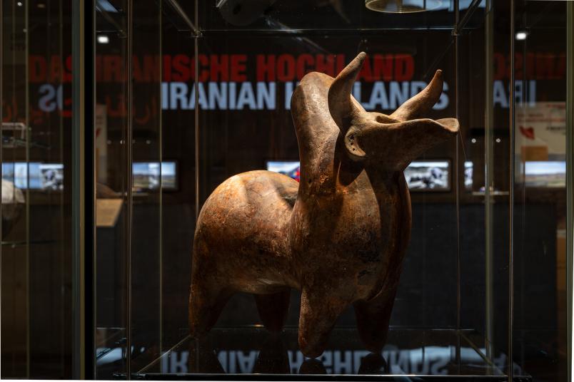 Eine etwa 3.000 Jahre alte Buckelrindplastik aus Nordwestiran ist in der neuen Ausstellung ab 8. Juni 2021 zu sehen.