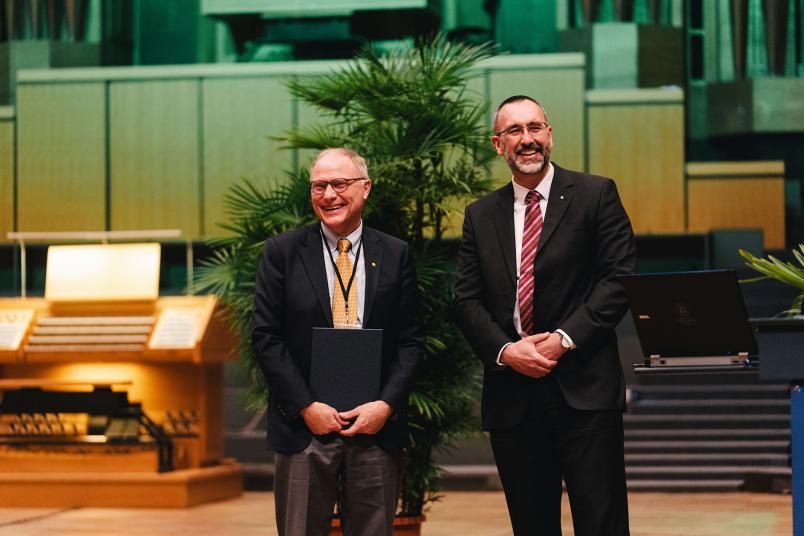 Nobelpreis: Zwei Männer im Audimax: Prof. Dr. Michael Roos, Dekan der Fakultät für Wirtschaftswissenschaft (links) und Nobelpreisträger Prof. Dr. h. c. David Card