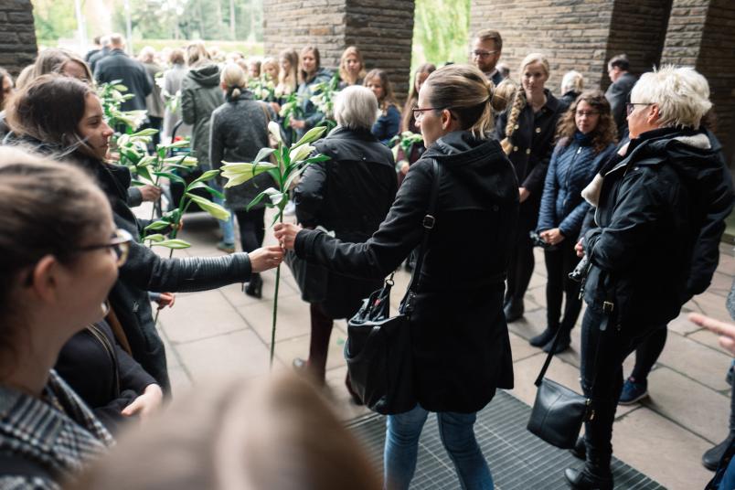 Trauerfeier für Körperspender, Blumen werden überreicht