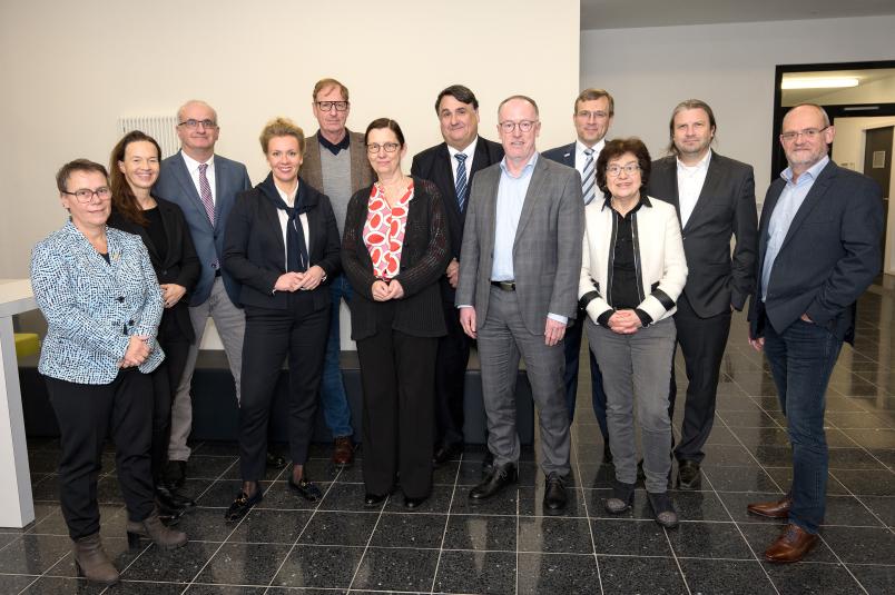 Gruppenbild: Die Ministerin mit den Mitgliedern der Hochschulleitungen sowie den Direktorinnen und Direktoren der Research Center und des Colleges der Research Alliance Ruhr