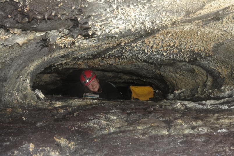 Frau in enger Höhle
