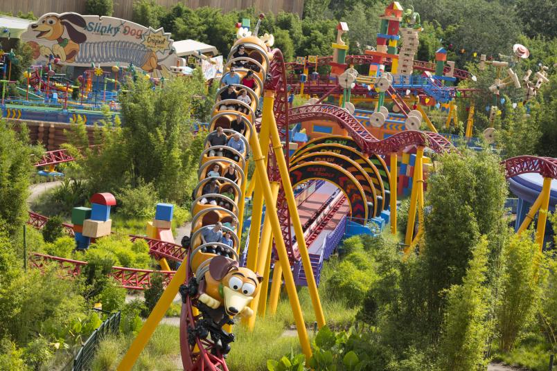 Achterbahn Slinky Dog Dash im Vergnügungspark Disney World