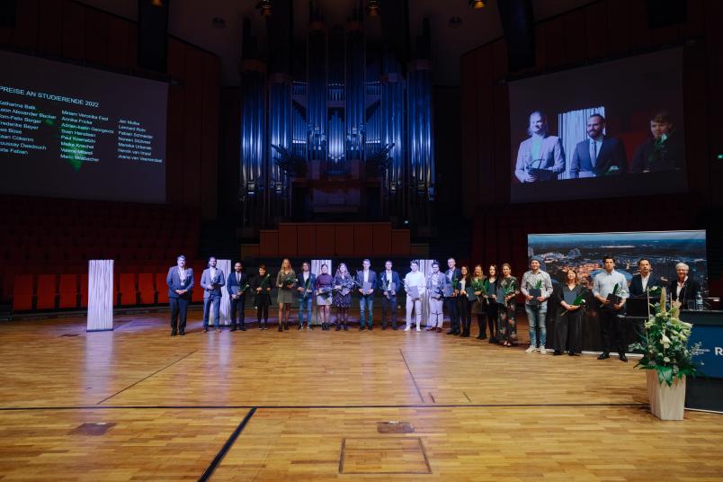 Gruppenbild: Studierende aller Fakultäten wurden für ihre herausragenden Abschlussarbeiten ausgezeichnet.