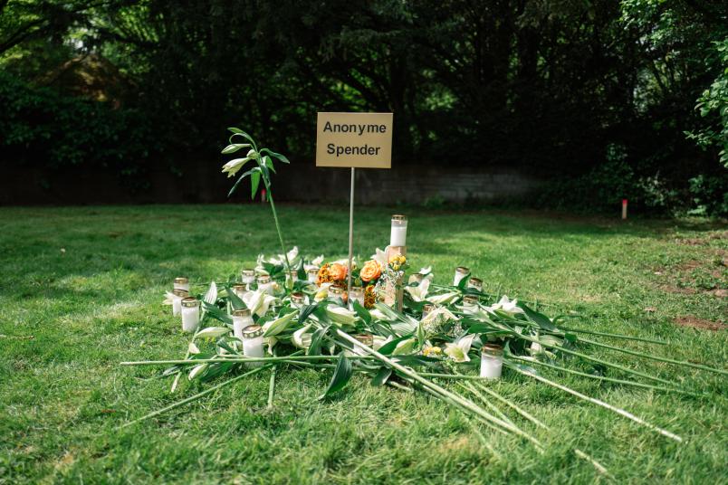 Trauerfeier für Körperspender, Grab mit Kreuz