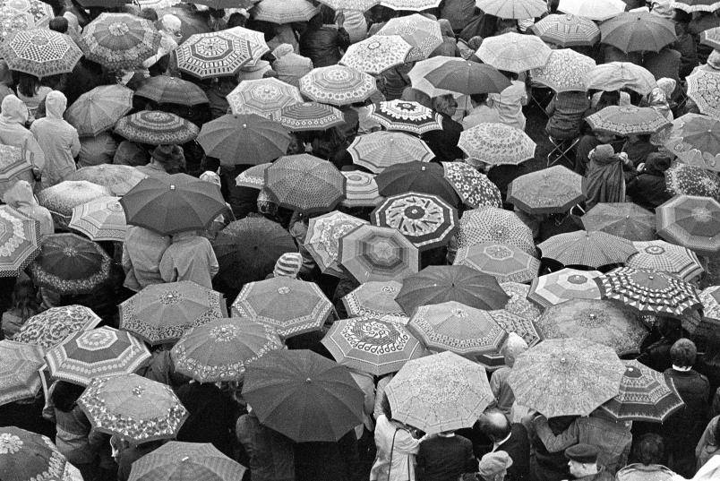 Fotokunst: Regenschirme in der DDR