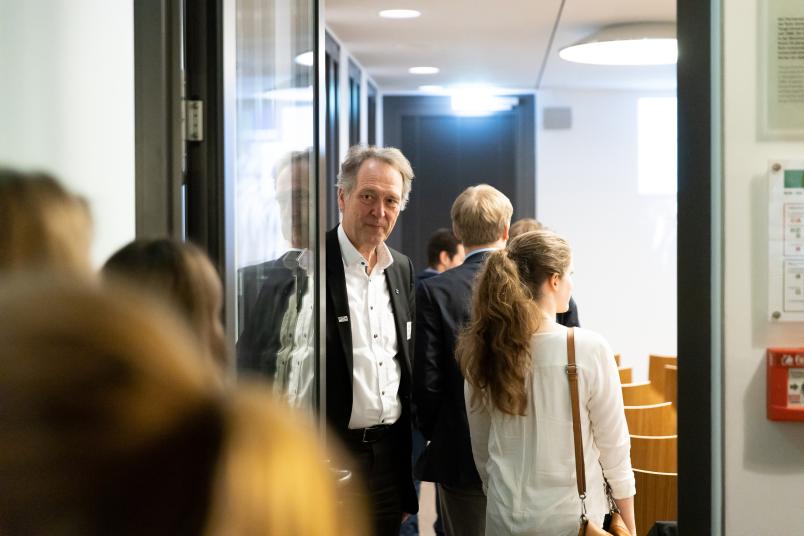 Spitzensport: Rektor Schölmerich hält Studierenden die Tür auf
