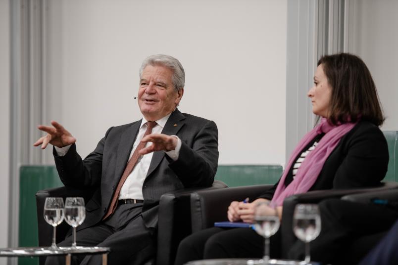 Gauck-Vorleseung, Podium im Hörsaal HGD 10, Sevindim und Gauck