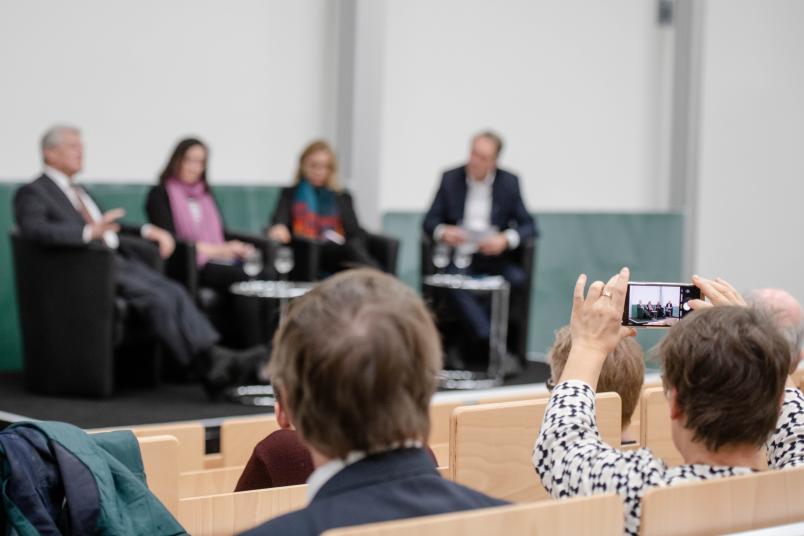 Gauck-Vorlesung, Podium im Hörsaal HGD 10, komplett durch Smartphone