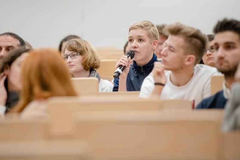 Gauck-Vorlesung, Podium im Hörsaal HGD 10, Studentin Scheytt