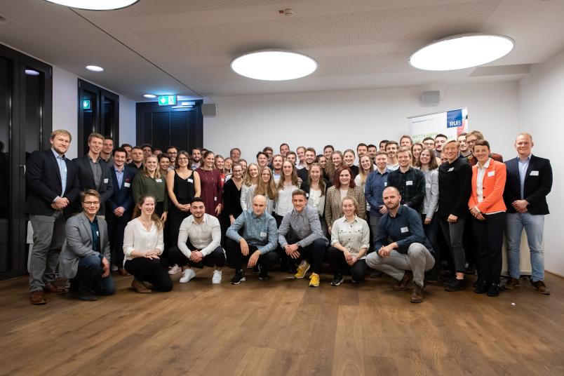 Gruppenbild mit rund 60 Sportlerinnen und Sportlern