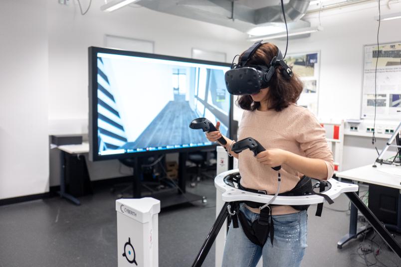 Frau benutzt VR Brille.