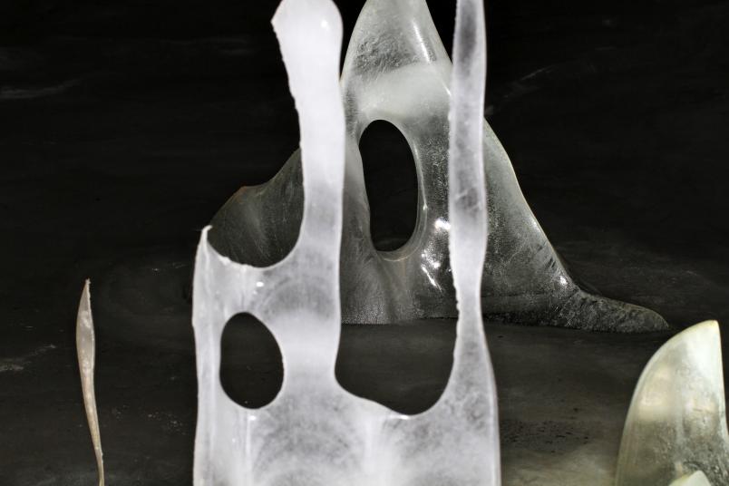 Natürlich gewachsene Eisskulptur mit Löchern