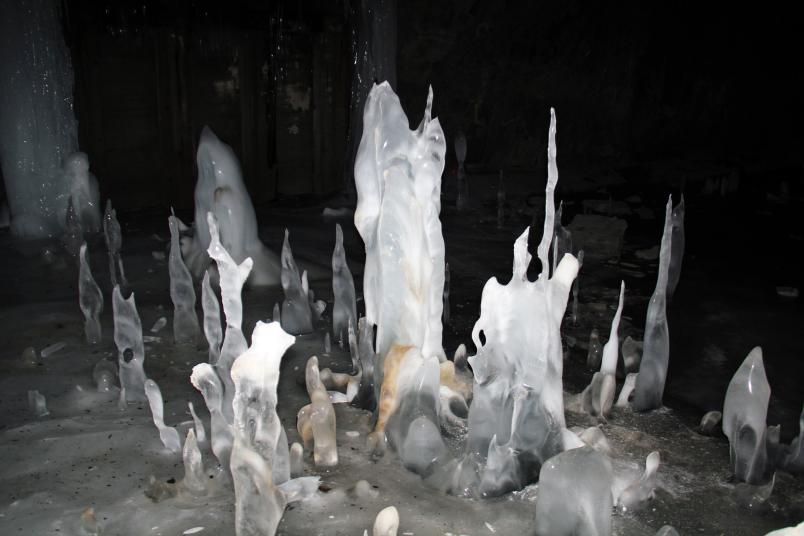 Eiszapfen wachsen aus dem Boden.