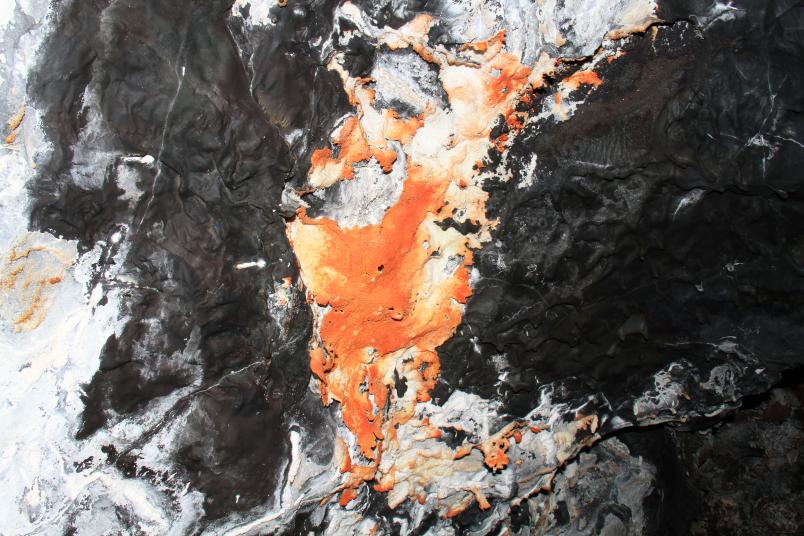 Schwarz-orangene Gesteinsformationen