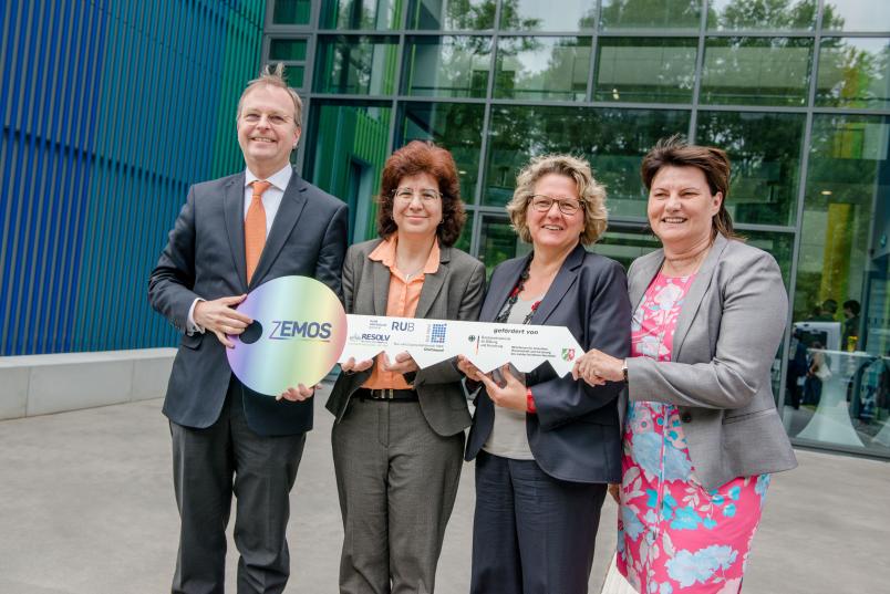 Gruppenfoto mit einem symbolischen Schlüssel vor dem neu eröffneten Gebäude.