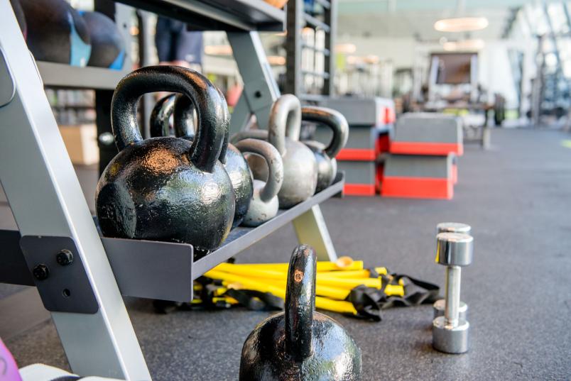 Hanteln und Kettlebells auf der Trainingsfläche des Unifit