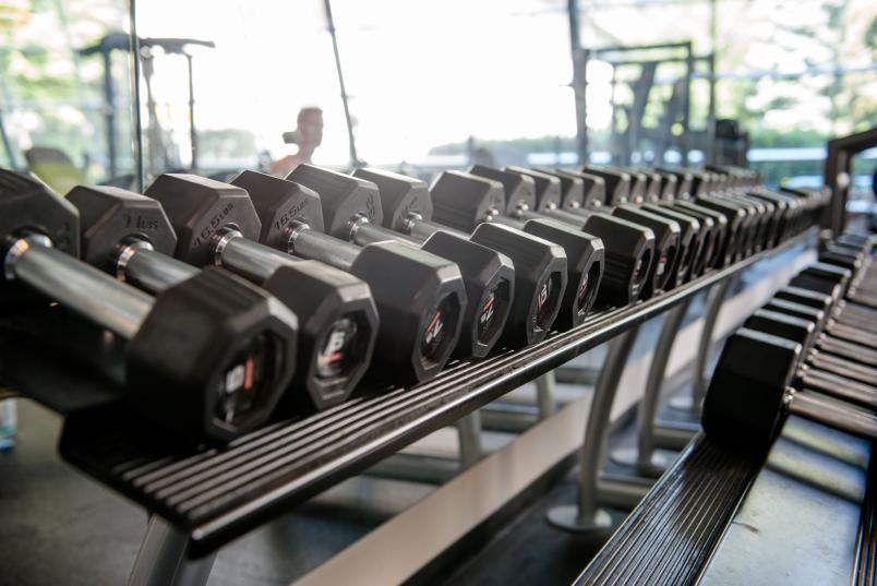 Hanteln im Fitnessstudio