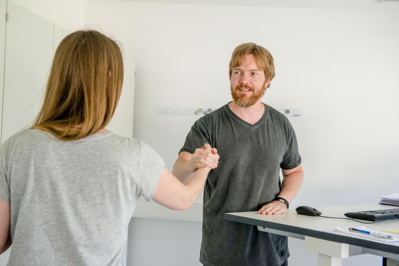 Handschlag im Büro