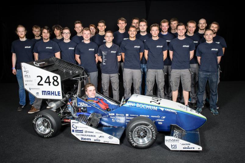 Gruppenfoto von RUB Motorsport mit Auto