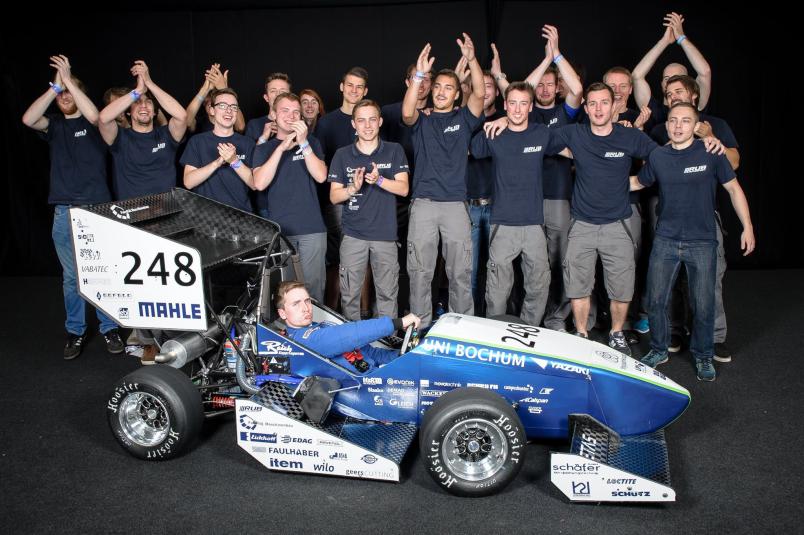 Die Studenten von RUB Motorsport jubeln für das Gruppenfoto