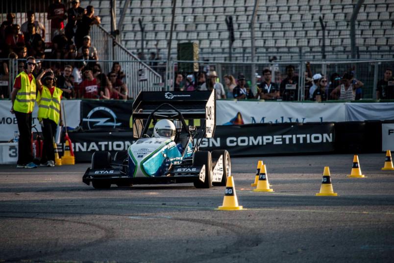 Das Fahrzeug von RUB Motorsport beim Slalomfahren