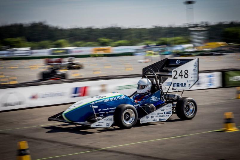 Der Rennwagen von RUB Motorsport rast über den Asphalt