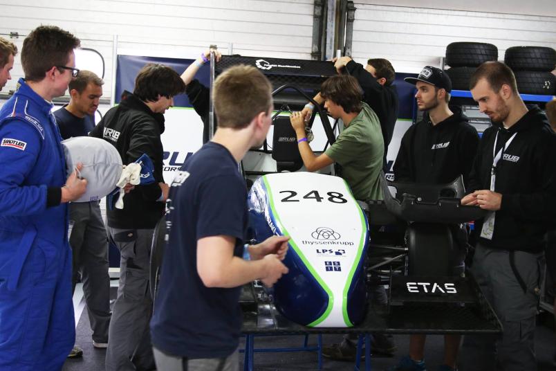 Die Studenten von RUB-Motorsport schrauben in der Werkstatt an ihrem Auto