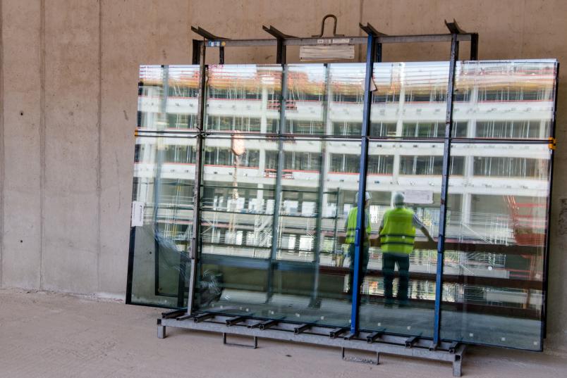 Fenster mit Bauarbeitern in der Spiegelung