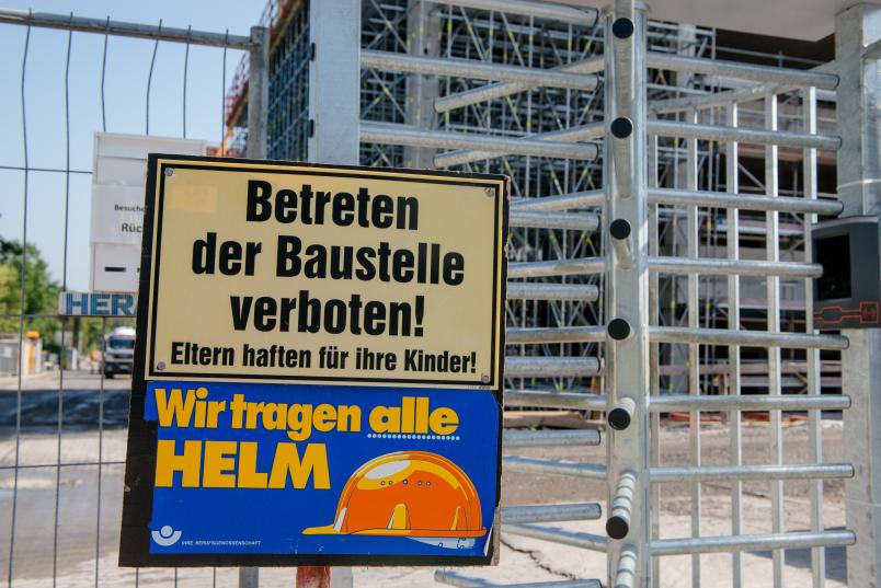 Schild über Helmvorschrift auf der Baustelle