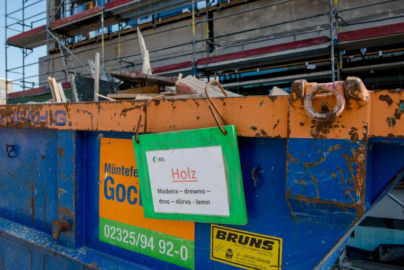 Mehrsprachiges Holz-Schild an Container