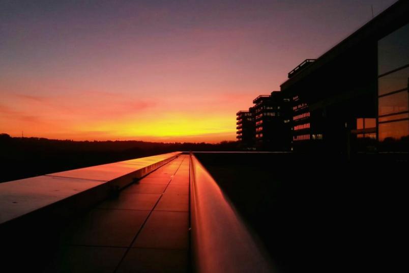 Sonnenuntergang mit Blick von der Bistroterasse.