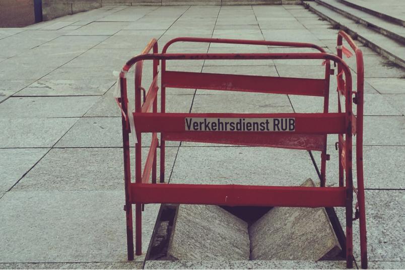 Eingestürzte Bodenplatte auf dem Forum mit Sicherheitszaun.