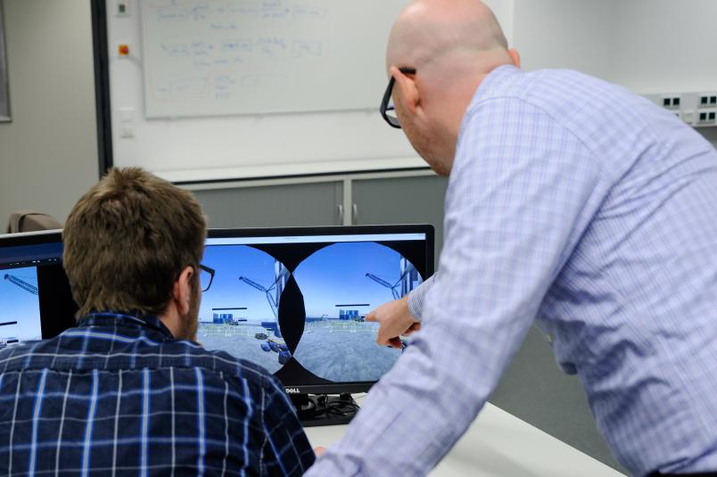 Computermonitor zeigt Bilder, die durch eine Virtual-Reality-Brille sichtbar sind.