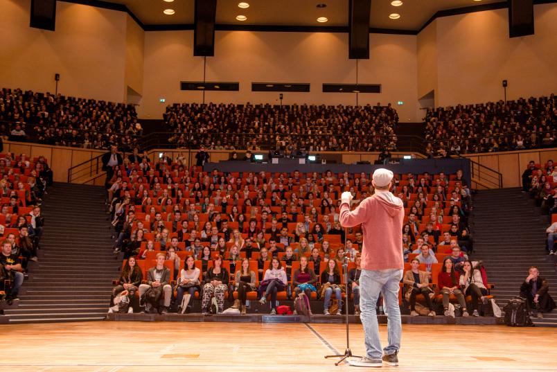 Der Poetry Slammer Sebastian 23 spricht im vollbesetzten Audimax der Ruhr-Universität Bochum.